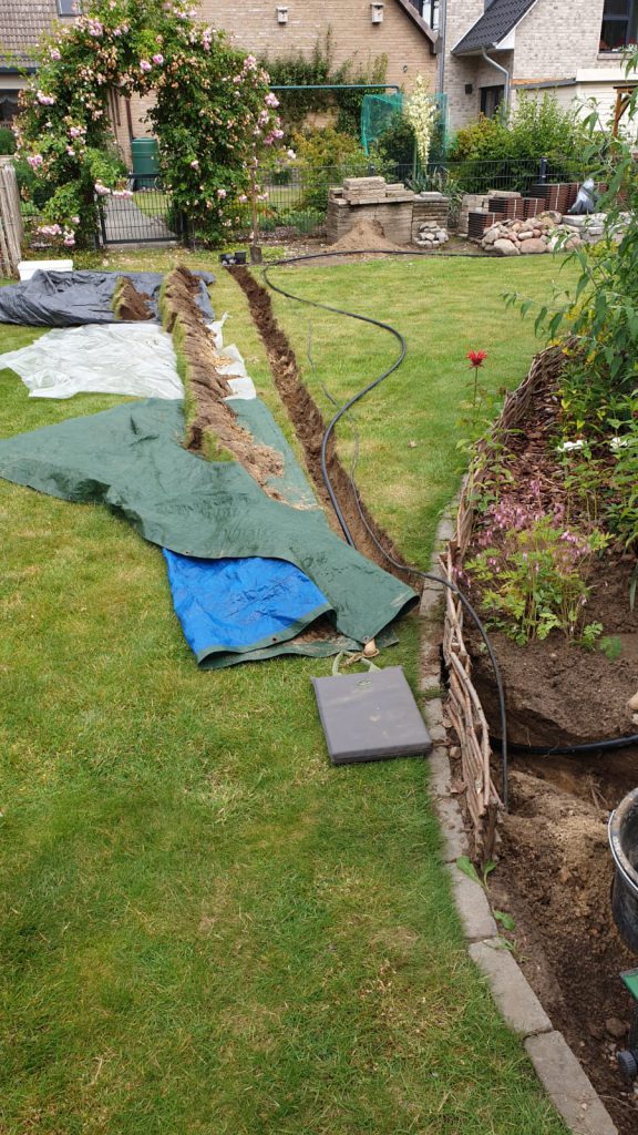 Gardenaschlauch und Stromkabel verlegen